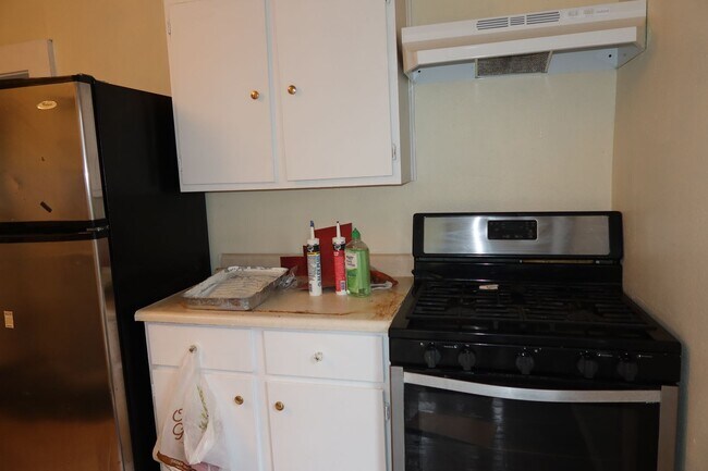 Foto del edificio - Hyde Park - 1 Bedroom House - Huge Yard - Real Wood Floors - Claw Foot Tub - $1495