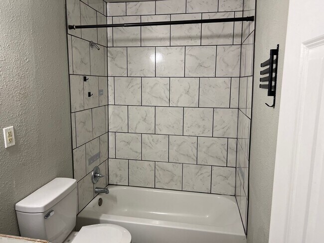 Building Photo - 2 Bed 1 Bath Newly Remodeled Home in Midwe...