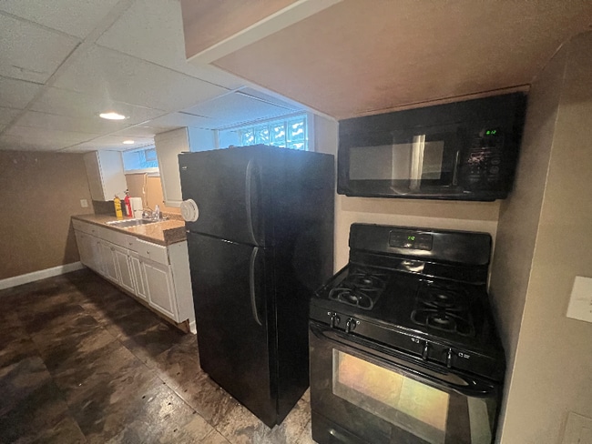 Building Photo - 51 Laverack Ave