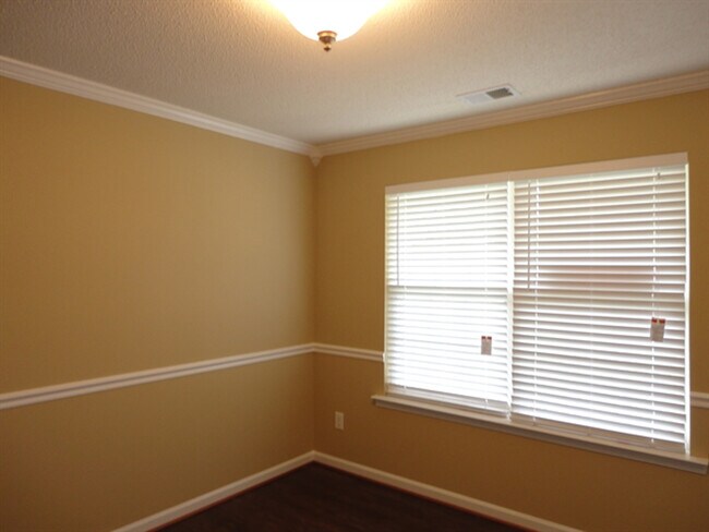 Foto del edificio - 500 Birchtree Valley Ct