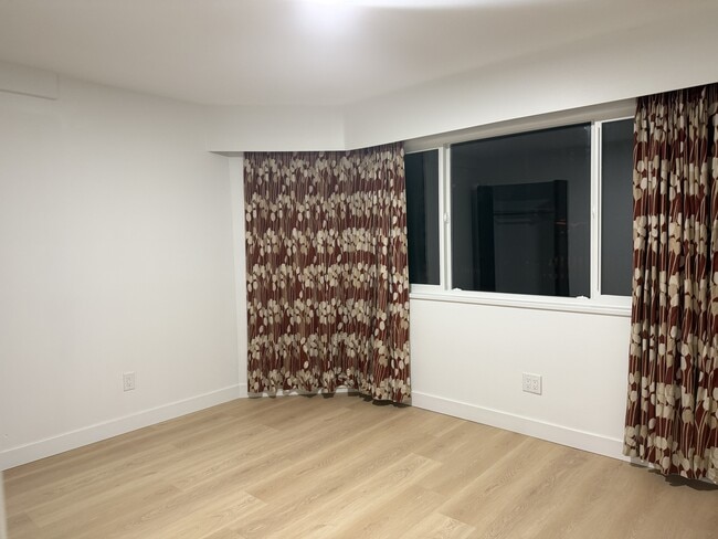 Building Photo - 2215 E 51st Ave