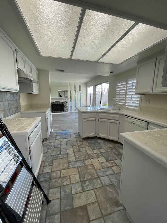 Building Photo - 6310 N Wisteria Ave