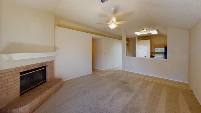 Foto del edificio - 3 Bedroom Home With Large Back Yard!