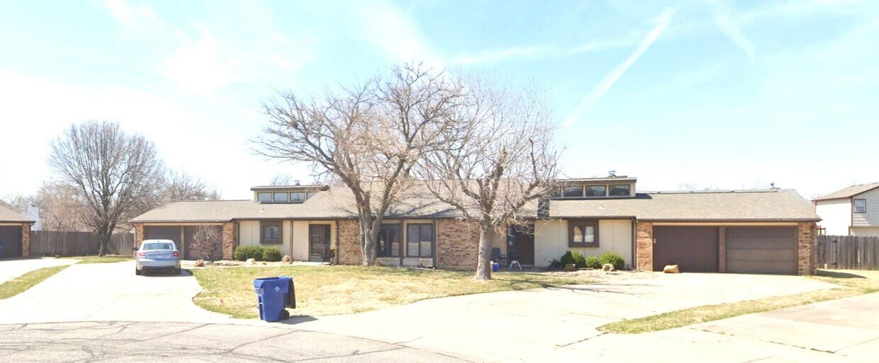 Primary Photo - 3027-3029 N Longfellow Ct