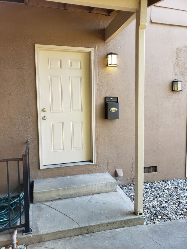 Foto del edificio - $500 OFF JAN RENT!  NICE UPDATED DUPLEX IN SACRAMENTO!!