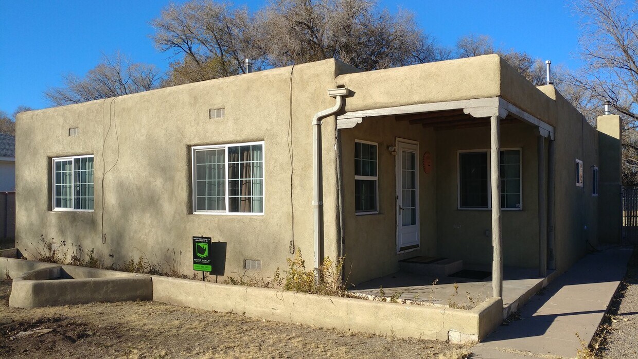 Foto principal - Delightful 3 Bedroom, 1 Bathroom Home in t...