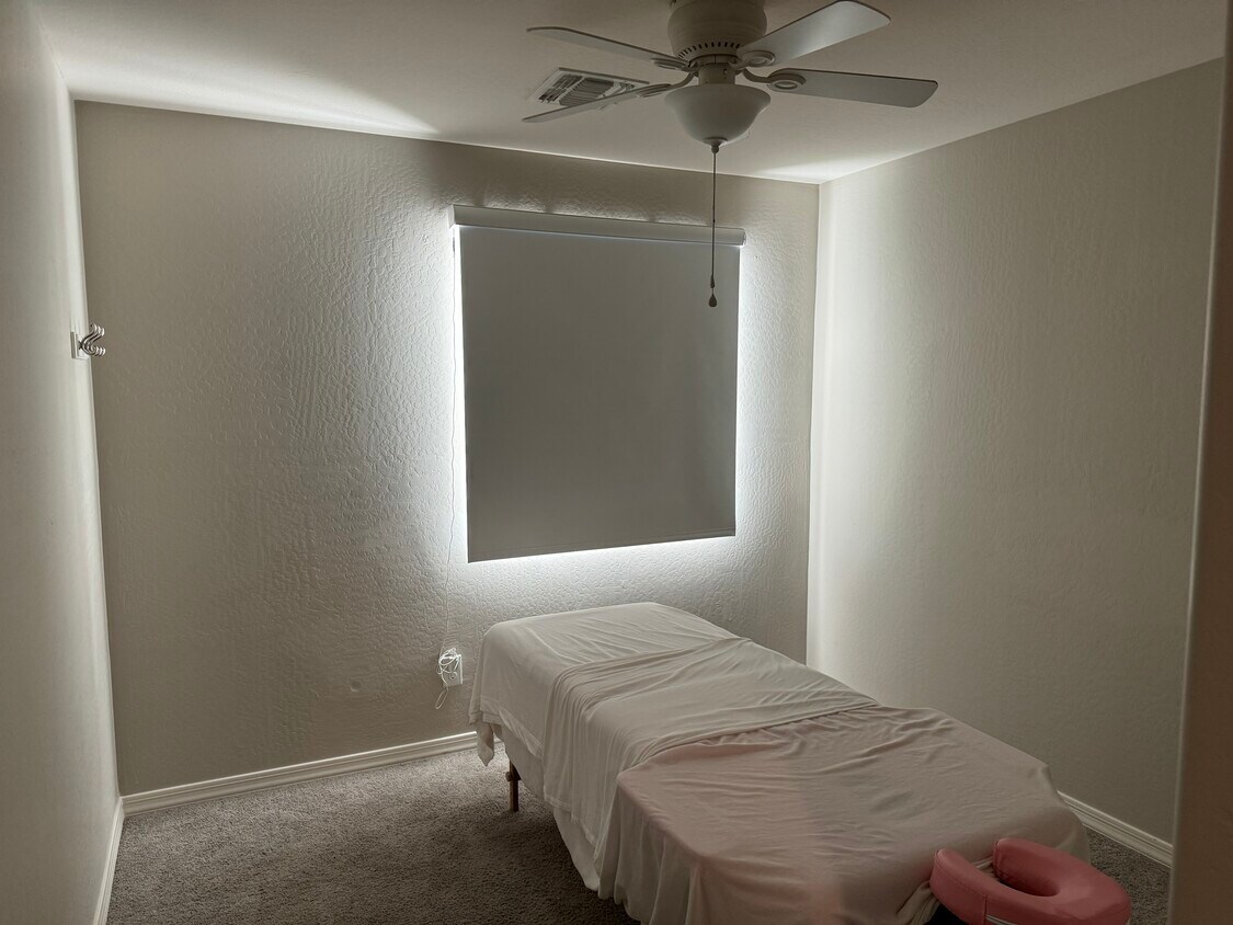 massage table is my old roommates, will be moved upon arrival :) - 125 N Sunvalley Blvd