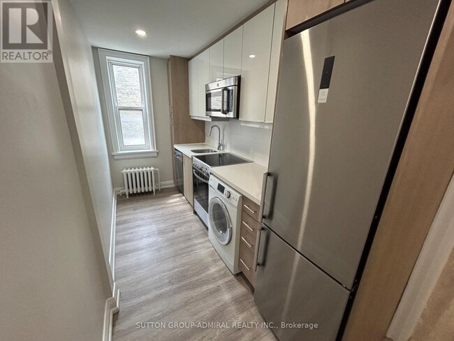 Building Photo - 448 Spadina Rd