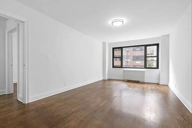 Building Photo - 400 E 89th St