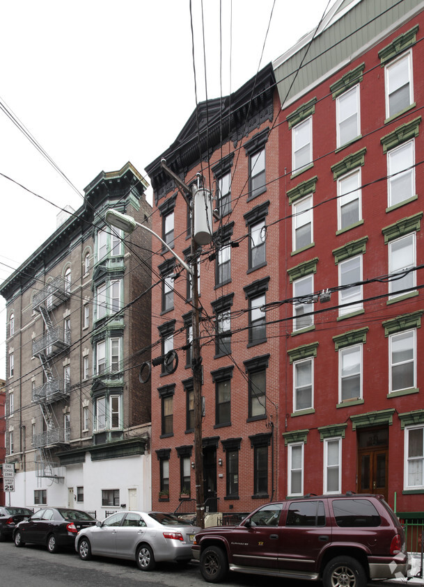Exterior - 935 Park Ave