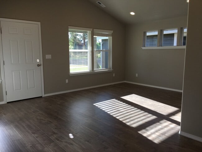 Building Photo - 1281 W Rail Way