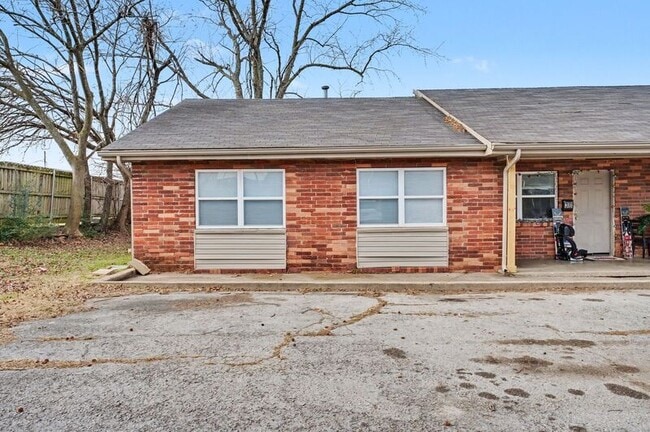 Building Photo - 704 W Oak St