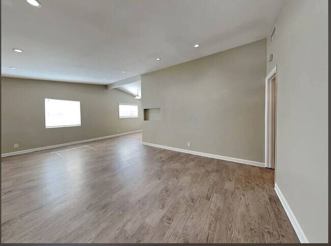 Building Photo - 13257 E Ave W 2