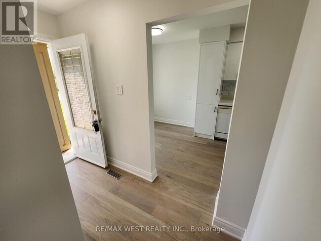 Photo du bâtiment - 2401 Hemlock Ct