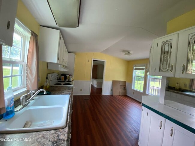 Building Photo - Cute Home Located in the center of everything