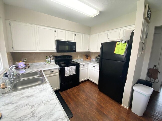 Foto del edificio - 221 Meadow Ct