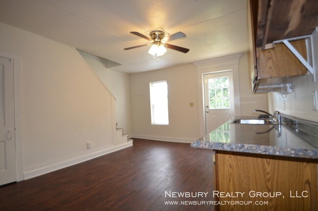 Building Photo - Updated Townhouse - Great Location!