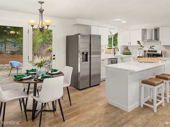 Foto del edificio - 3 br, 2 bath House - 22020 5th Avenue West