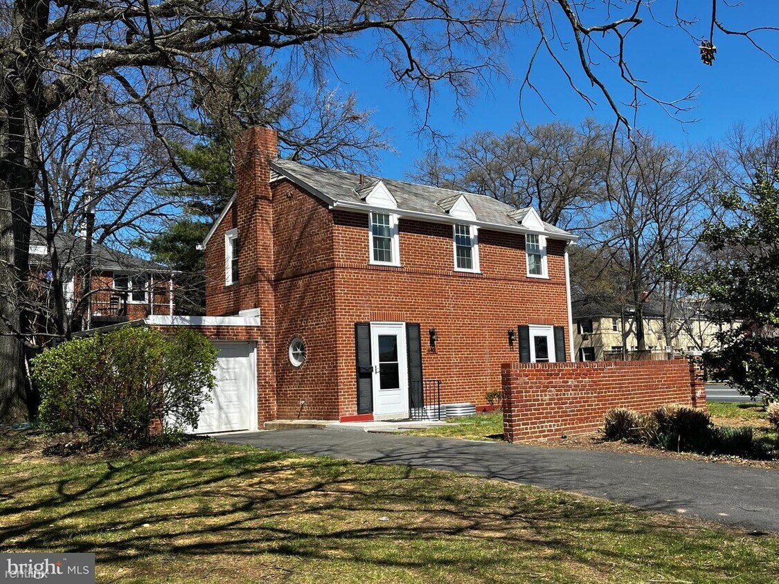 Foto principal - 2 br, 2 bath Condo - 4401 Arlington Boulevard