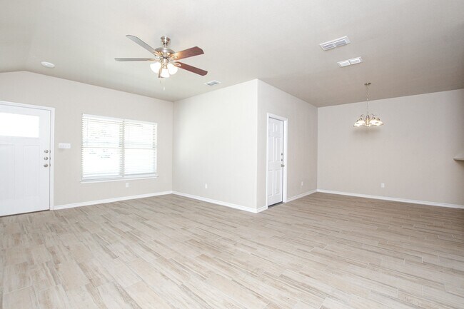 Foto del edificio - 2551 Leroy Ln