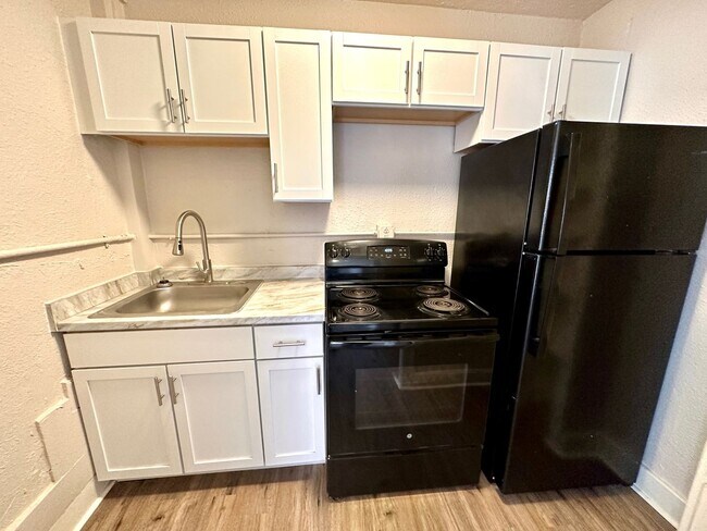 Building Photo - Pet Friendly - Completely Renovated 2nd Fl...
