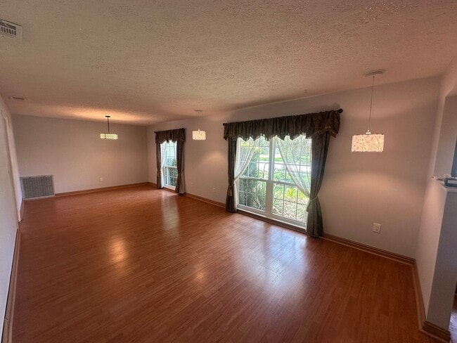 Building Photo - 4 Bedroom Pool Home in Longwood!