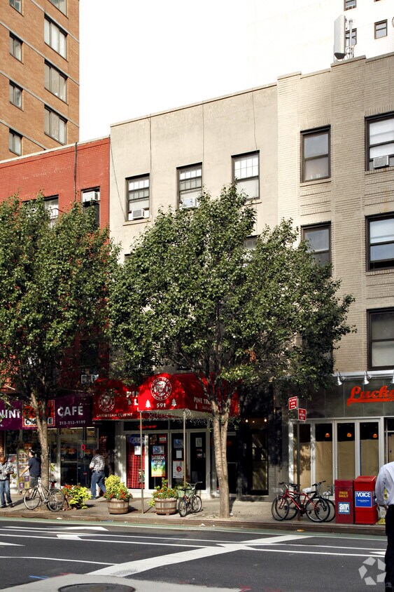 Foto del edificio - 591 First Ave