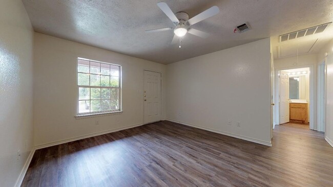 Building Photo - Duplex located in the quite area of Bryan