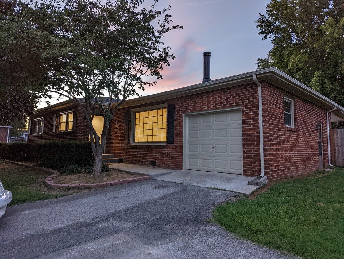 Front. Huge Drive and Garage space to park - 302 Mitchell Ave (Smyrna, TN)