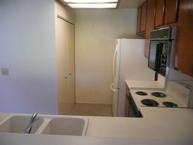 Foto del edificio - 2-Bedroom 1-Bathroom La Jolla UTC Condo wi...