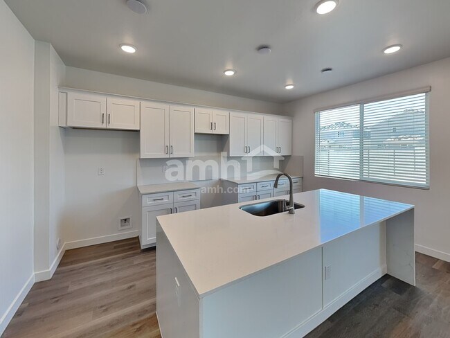 Foto del edificio - 9725 W Luxton Ln
