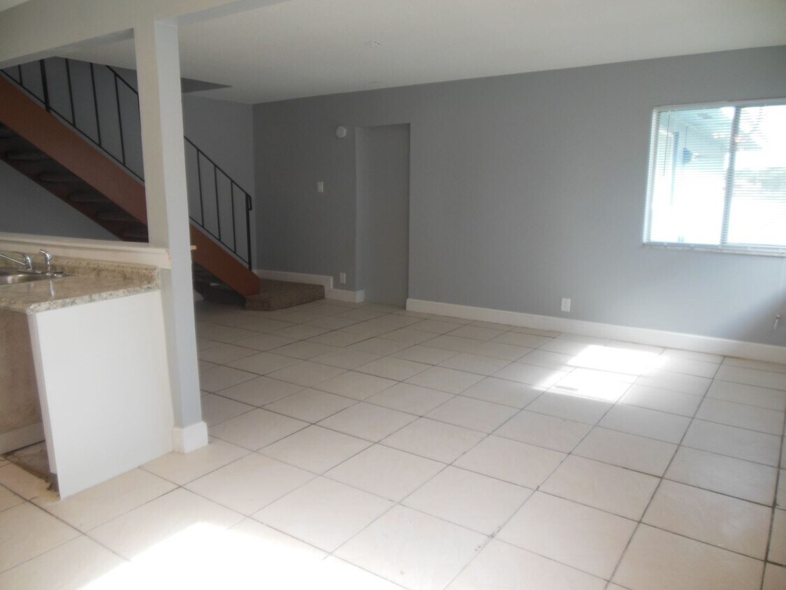 Foto principal - 2 br, 1 bath House - 113 E TIFFANY DR #2