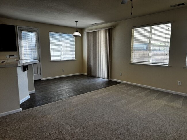 Building Photo - Beautiful and spacious 4 bedroom/ 2.5 bathroom home