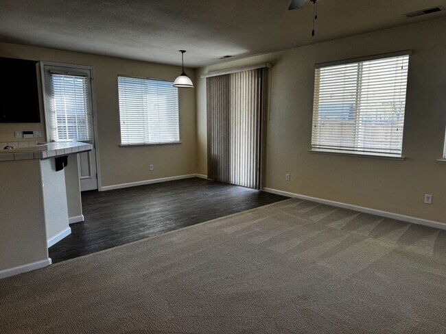 Foto del edificio - Beautiful and spacious 4 bedroom/ 2.5 bathroom home