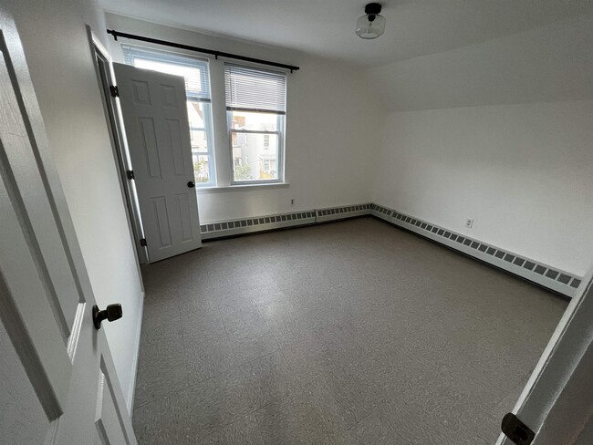 Building Photo - 718 11th St