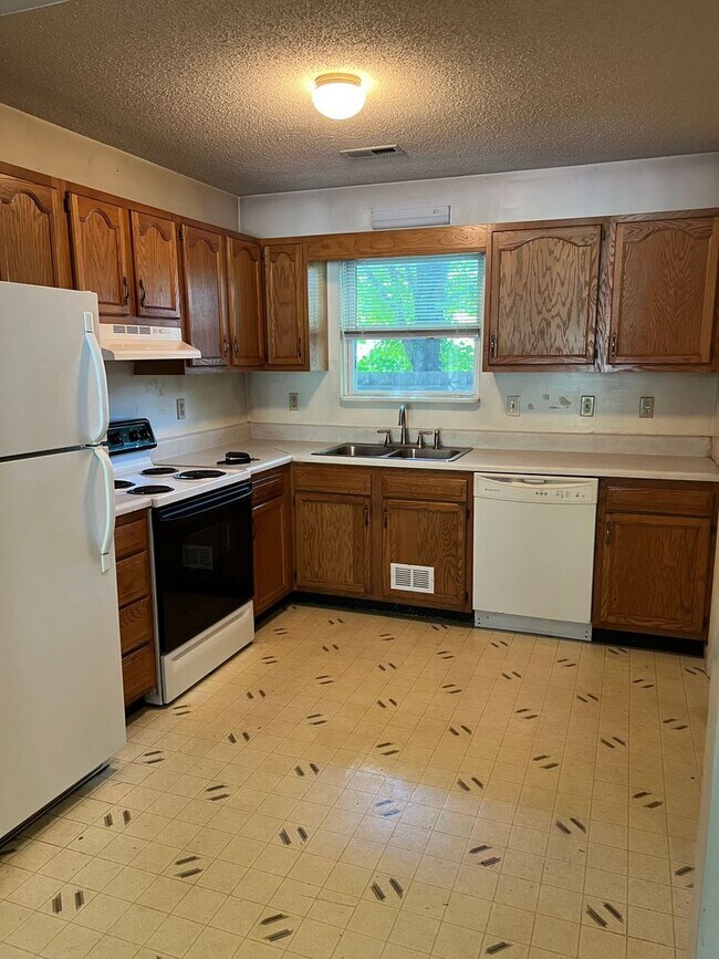 Building Photo - 1 bedroom Apartment in Asheville!