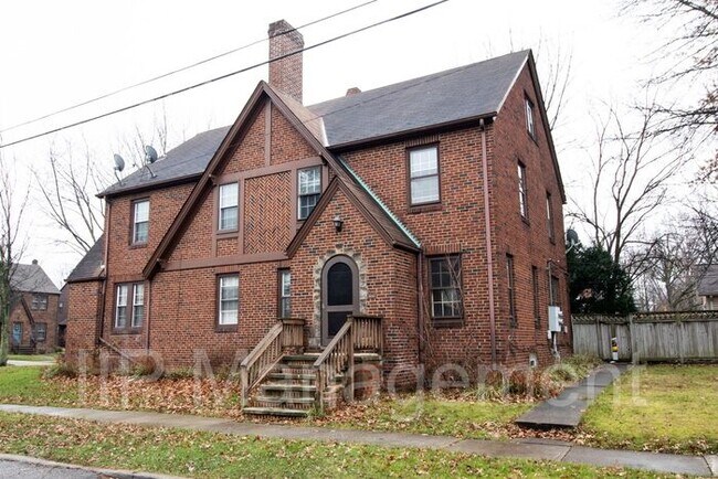 Foto del edificio - Gorgeous 3BR 1BA Duplex Colonial in South ...