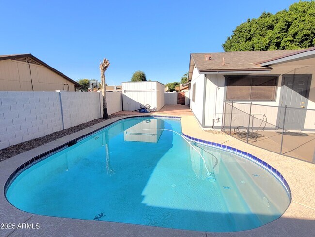 Foto del edificio - 2129 W Tyson St