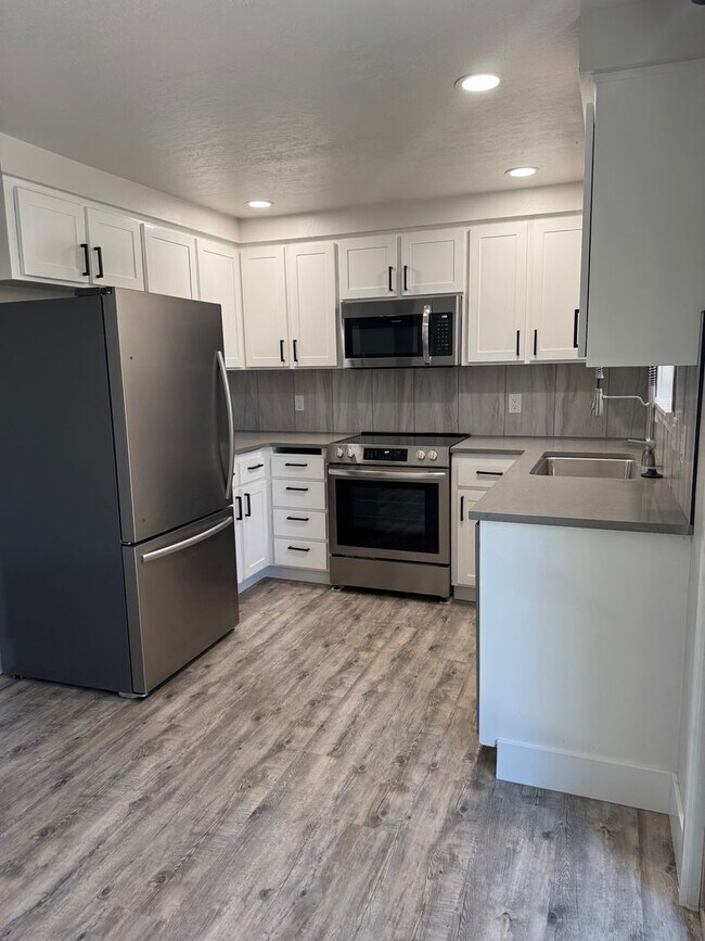 Building Photo - Updated Duplex in SE Bend