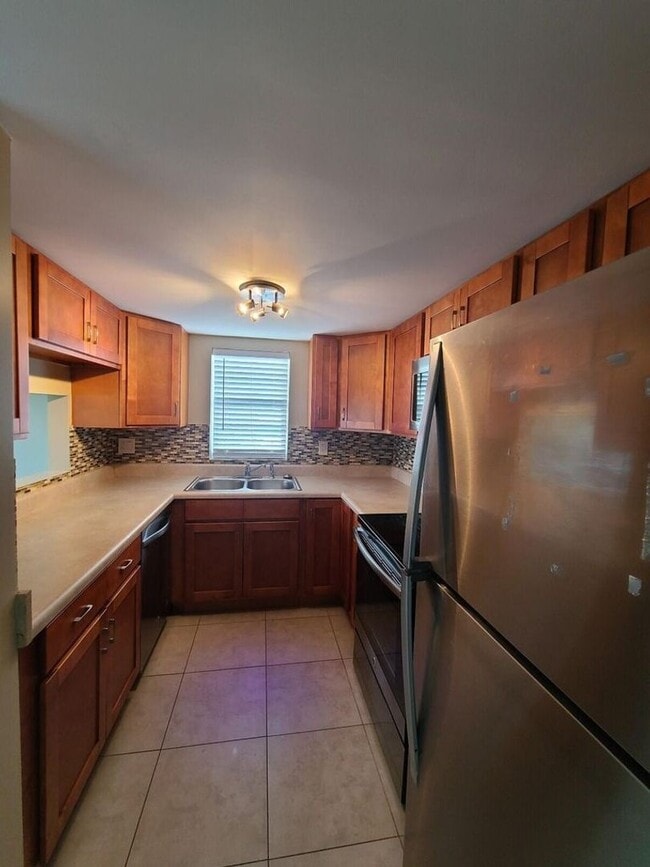 Building Photo - 3201 Bayview Dr