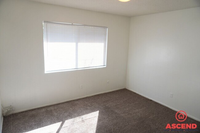Building Photo - Duplex in Southwest Bakersfield!