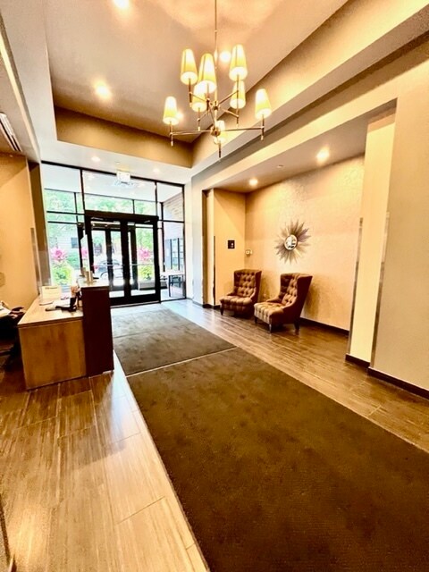 Foto del edificio - 451 W Huron St