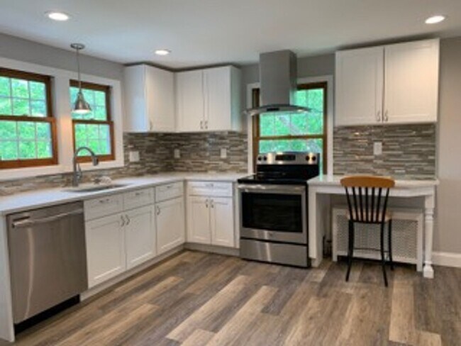 Building Photo - Single-Family Glastonbury Colonial