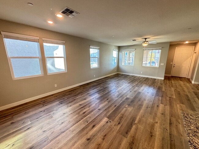 Building Photo - Stunning 3Bed/2Bath/2Car Townhome located in the N. Las Vegas/Tule Springs area!