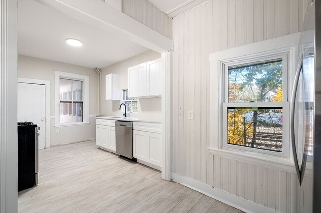 Building Photo - 7 Larch Pl