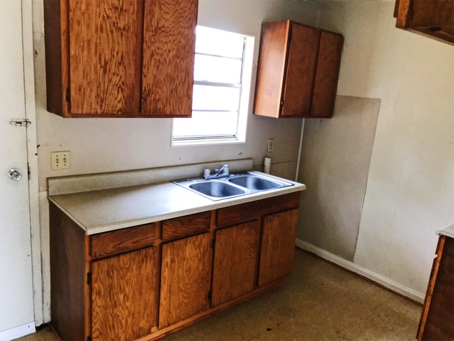 Building Photo - 944 Houck St