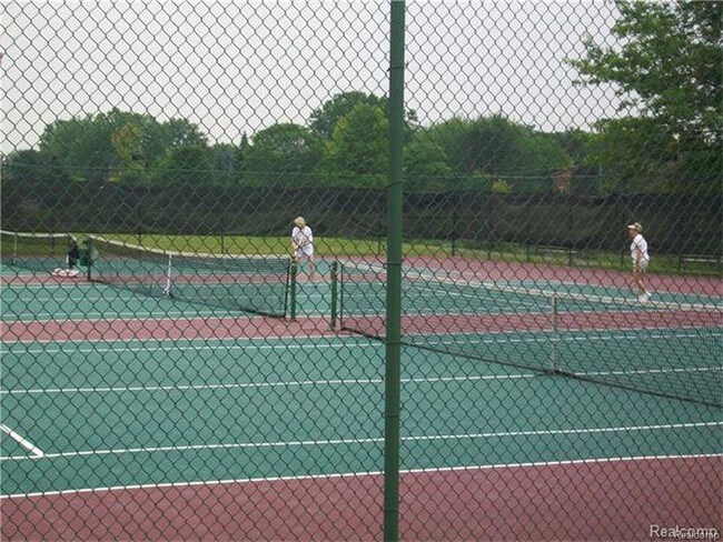 Foto del edificio - 5125 Buckingham Pl Dr