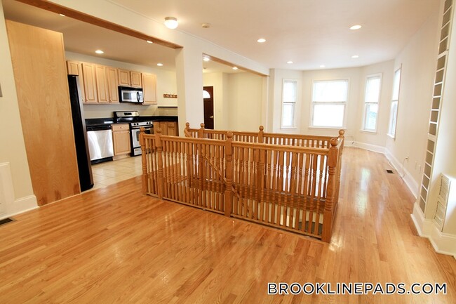 Building Photo - 25 Aspinwall Ave