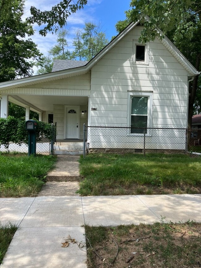 Building Photo - Charming 4 Bedroom House