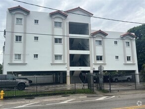 Building Photo - 218 SW 8th Ave